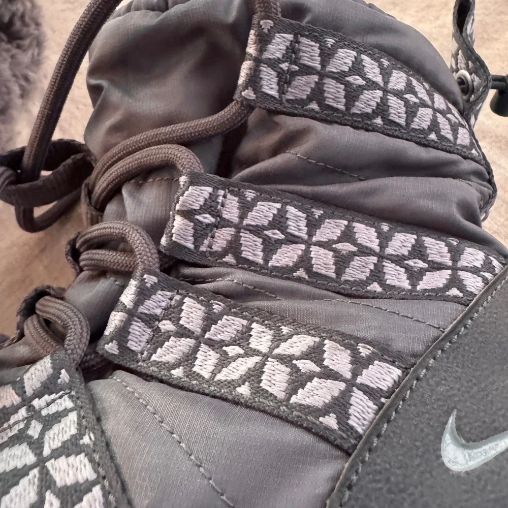 Nike Roshe Run Hi SneakerBoot 6 Grey Quilted Faux Fur Winter Boots 615968-200